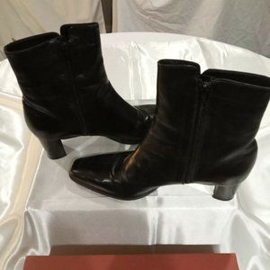 Amalfi by Rangoni Black Block Heel Leather Boot 9 1/2 AA Zippered